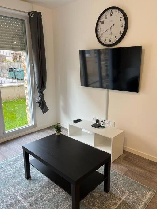 Appartement F2 De Haut Standing En Hypercentre Avec Jardin Prive A 270 M De La Gare De Mantes ! المظهر الخارجي الصورة