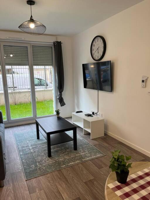 Appartement F2 De Haut Standing En Hypercentre Avec Jardin Prive A 270 M De La Gare De Mantes ! المظهر الخارجي الصورة